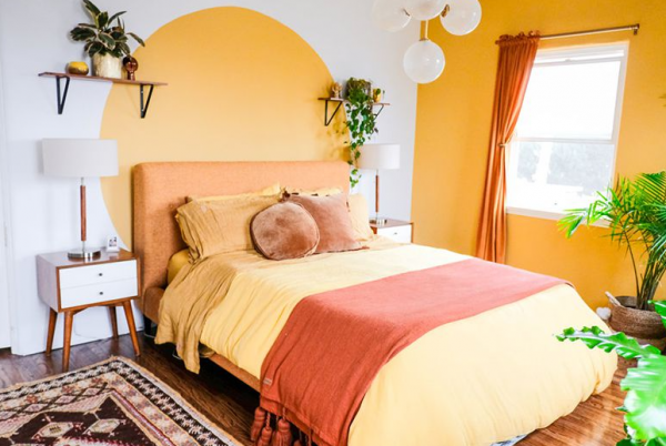 Kamar tidur dengan permainan warna monokrom